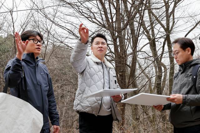 오언석 도봉구청장(가운데)이 22일 도봉산 원통사 일대 등반 구간 주요 시설물 안전점검을 주관하고 있다. 도봉구청 제공