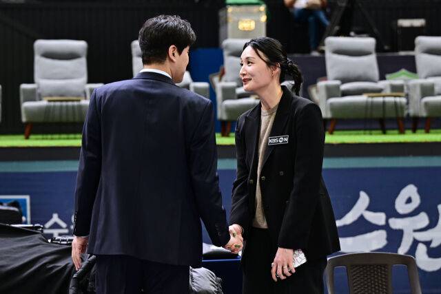 ▲ 경기전 인터뷰를 마친 한국도로공사 김종민 감독과 악수를 하며 인사를 나누고 있다. [사진 = 한국배구연맹(KOVO)]