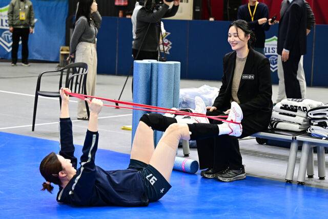 ▲ 몸을 풀고 있는 강소휘와 시시콜콜한 이야기를 나누고 있다. [사진 = 한국배구연맹(KOVO)]