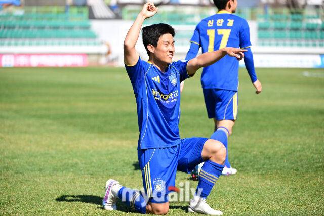 2026년 2월 25일 경상남도 통영공설운동장에서 '약속의 땅 통영, 제62회 춘계대학축구연맹전' 통영기 결승, 울산대학교와 전주대학교의 경기가 열렸다.울산대 김재우가 골을 넣고 기뻐하고 있다./통영공설운동장=유진형 기자