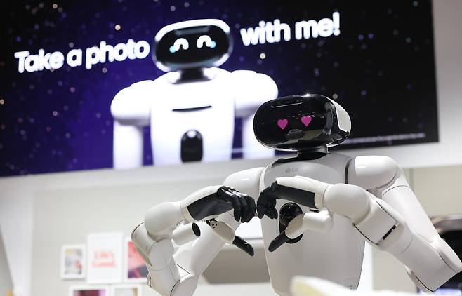 세계 최대 가전·정보기술(IT) 전시회 CES 2026을 앞둔 5일(현지시간) 미국 네바다주 라스베이거스 컨벤션센터(LVCC) LG전자 부스에서 홈 로봇 ‘클로이드’가 손하트를 하고 있다. [연합]