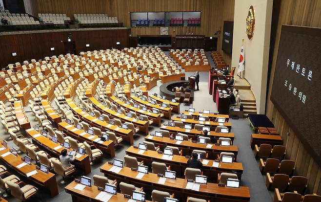 국민의힘 조승환 의원이 25일 국회에서 열린 2월 임시국회 8차 본회의에서 3차 상법개정안에 대해 무제한 토론을 이어가고 있다.   [연합]
