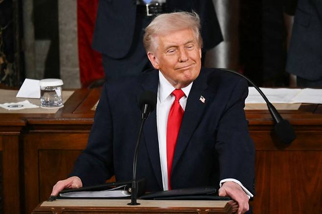 도널드 트럼프 미국 대통령이 24일(현지시간) 워싱턴 D.C.에 있는 미국 국회의사당 하원 회의장에서 국정 연설을 하고 있다. [AFP]