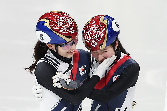 여자 1500m 금메달을 따낸 김길리(오른쪽) 선수에게 축하 인사를 건네는 최민정 선수. [연합]