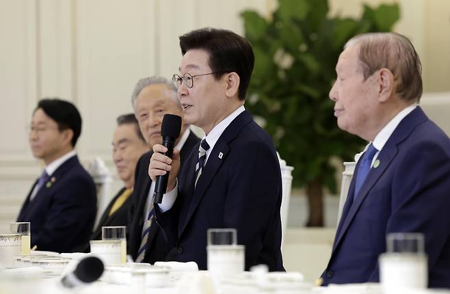 이재명 대통령이 25일 청와대에서 열린 더불어민주당 상임고문단 오찬 간담회에서 발언하고 있다. [연합]