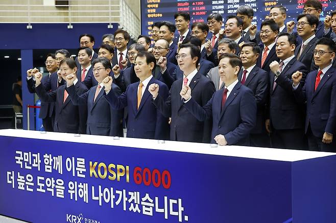 이찬진 금융감독원장(왼쪽부터), 이억원 금융위원장, 정은보 한국거래소 이사장을 비롯한 참석자들이 25일 서울 여의도 한국거래소에서 열린 코스피 6000p 돌파 기념행사에서 기념 촬영하고 있다. [연합]