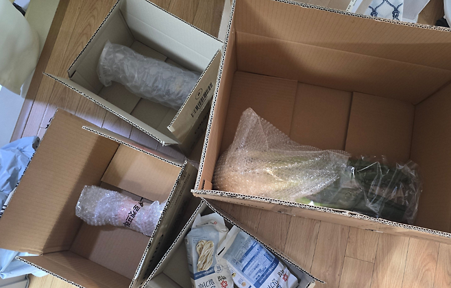 주문한 7개 식음료품이 4개의 상자에 담겨 배송된 모습.[서울환경연합 제공]