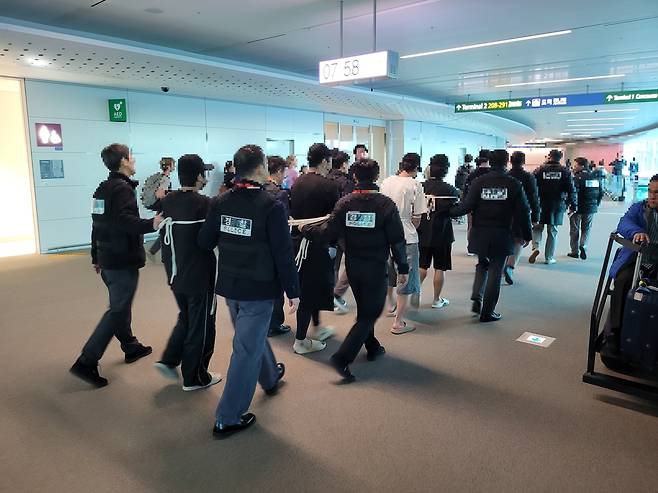 인천공항에서 압송된 캄보디아 사기 피의자들. [서울경찰청 제공]