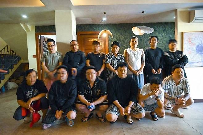 캄보디아 범죄 조직 사무실에서 붙잡힌 사기 조직원들. [서울경찰청 제공]