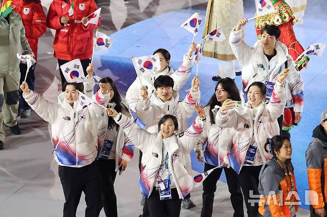 [베로나=뉴시스] 박주성 기자 = 22일(현지 시간) 이탈리아 베로나 아레나에서 열린 2026 밀라노·코르티나담페초 동계올림픽 폐회식에서 쇼트트랙 김길리, 심석희, 이소연, 신동민, 이정민, 피겨스케이팅 이해인 등 대한민국 선수단이 입장하고 있다. (공동취재) 2026.02.23. photo@newsis.com