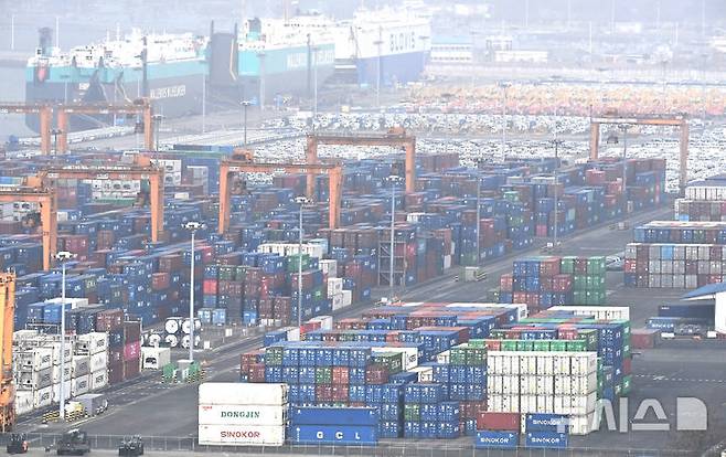 [평택=뉴시스] 김종택 기자 = 22일 경기 평택시 포승읍 평택항 야적장에 수출입 컨테이너가 쌓여 있는 모습. 2026.02.22. jtk@newsis.com