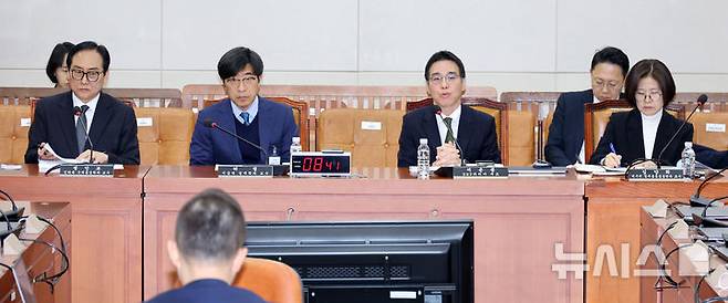 [서울=뉴시스] 김금보 기자 = 서은종 BNP파리바 대표가 24일 오전 서울 여의도 국회에서 열린 대미투자특별법처리를위한특별위원회 공청회에서 진술인 발언을 하고 있다. 왼쪽부터 공청회 진술인으로 출석한 정인교 인하대 국제통상학과 교수, 허정 서강대 경제학과 교수, 서은종 BNP파리바 대표, 김양희 대구대 금융통상학과 교수. 2026.02.24. kgb@newsis.com