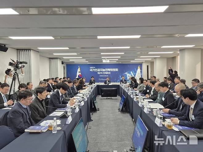 [서울=뉴시스] 신효령 기자 = 국가인공지능(AI)전략위원회가 25일 오전 서울 중구 서울스퀘어에서 제2차 전체회의를 개최했다. 2026.02.25. photo@newsis.com