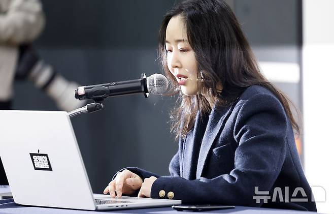 [서울=뉴시스] 김혜진 기자 = 민희진 오케이 레코즈 대표가 25일 서울 종로구 교원 챌린지홀에서 열린 1심 소송 결과와 향후 계획 등 발표를 위한 기자회견에서 발언하고 있다. 2026.02.25. jini@newsis.com