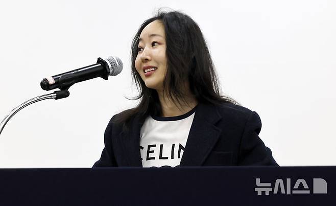 [서울=뉴시스] 김혜진 기자 = 민희진 오케이 레코즈 대표가 25일 서울 종로구 교원 챌린지홀에서 열린 1심 소송 결과와 향후 계획 등 발표를 위한 기자회견에서 발언하고 있다. 2026.02.25. jini@newsis.com