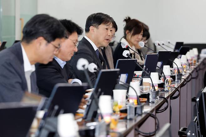 [세종=뉴시스] 시잔은 이형훈 보건복지부 2차관이 25일 제4차 건강보험정책심의위원회을 주재하고 발언하고 있는 모습. (사진=복지부 제공) 2026.02.25. photo@newsis.com *재판매 및 DB 금지