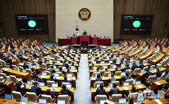 [서울=뉴시스] 김명년 기자 = 25일 서울 여의도 국회에서 열린 제432회 국회(임시회) 제8차 본회의에서 상법 일부개정법률안(대안)이 가결되고 있다. 2026.02.25. kmn@newsis.com