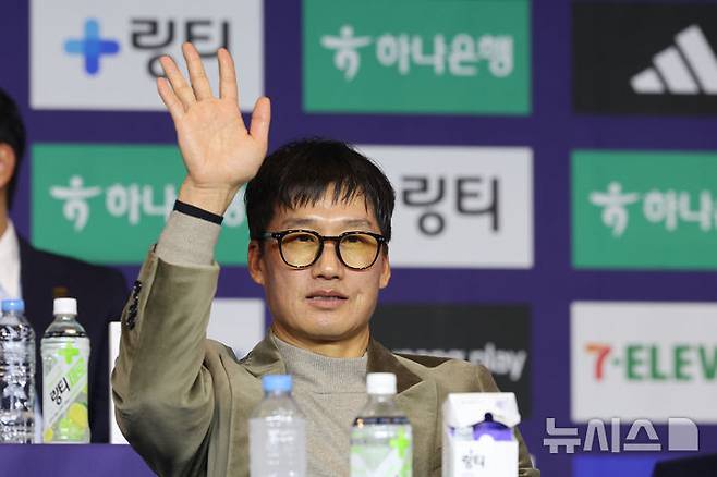 [서울=뉴시스] 권창회 기자 = 이정효 수원삼성 블루윙즈 감독이 25일 서울 서대문구 스위스그랜드호텔에서 열린 2026 K리그2 개막 미디어데이에서 팬들에게 손인사를 하고 있다. 2026.02.25. kch0523@newsis.com