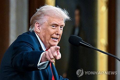 현지시간 24일 국정연설하는 도널드 트럼프 미국 대통령 [워싱턴 로이터=연합뉴스]