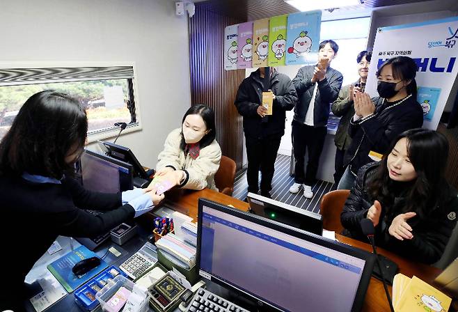 지난해 2025년 부끄머니를 발급받고 있는 모습. 광주 북구 제공