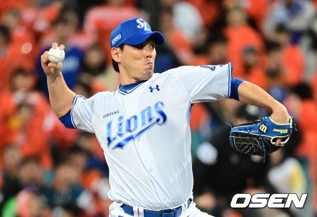 [OSEN=대구, 조은정 기자]22일 대구 삼성라이온즈파크에서 2025 신한 SOL Bank KBO리그 포스트시즌 플레이오프 4차전 삼성 라이온즈와 한화 이글스의 경기가 열렸다.홈팀 삼성은 원태인, 방문팀 한화는 정우주를 선발로 내세웠다.9회초 삼성 김재윤이 역투를 하고 있다. 2025.10.22 /cej@osen.co.kr