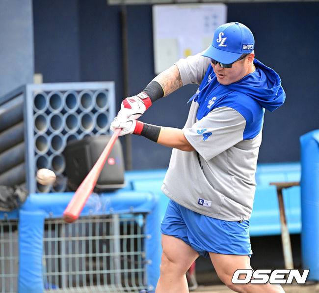 [OSEN=오키나와(일본), 최규한 기자] 프로야구 삼성 라이온즈가 20일  일본 오키나와 온나손 아카마구장에서 스프링 캠프를 차리고 구슬땀을 흘렸다.삼성은 이번 2차 캠프에서 훈련 뿐 아니라 WBC 대표팀, 국내 팀들과 연습경기도 펼칠 계획이다.삼성 최형우가 타격 훈련을 펼치고 있다. 2026.02.20 / dreamer@osen.co.kr