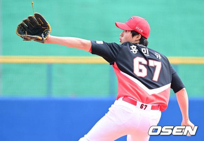[OSEN=오키나와(일본), 최규한 기자] 2026 WBC(월드베이스볼클래식)를 준비하는 대한민국 야구 대표팀이 24일 일본 오키나와 가데나 야구장에서 프로야구 KIA 타이거즈와 연습경기를 펼쳤다. 야구 대표팀은 오키나와에서 국내 팀들과 6차례 연습경기를 치르며 전력을 끌어올릴 예정이다. 5회말 마운드에 오른 KIA 홍민규가 힘차게 공을 뿌리고 있다. 2026.02.24 / dreamer@osen.co.kr