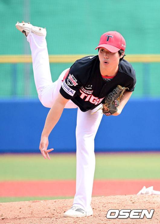 [OSEN=오키나와(일본), 최규한 기자] 2026 WBC(월드베이스볼클래식)를 준비하는 대한민국 야구 대표팀이 24일 일본 오키나와 가데나 야구장에서 프로야구 KIA 타이거즈와 연습경기를 펼쳤다. 5회말 마운드에 오른 KIA 홍민규가 힘차게 공을 뿌리고 있다. 2026.02.24 / dreamer@osen.co.kr