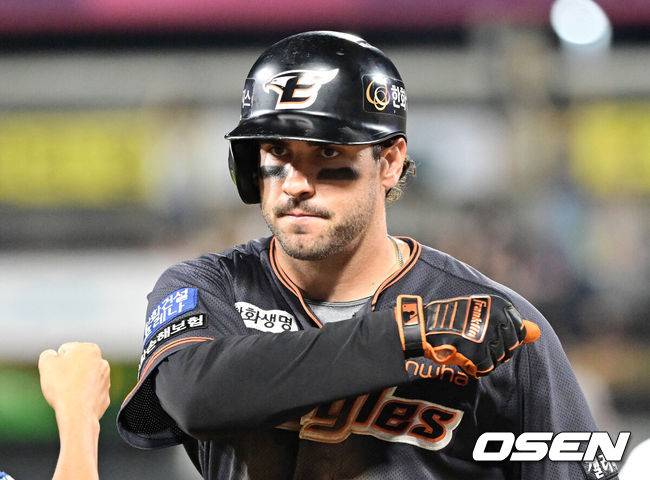 [OSEN=수원, 조은정 기자] 7일 오후 수원 KT위즈파크에서 ‘2022 신한은행 SOL KBO리그’ KT 위즈와 한화 이글스의 경기가 열렸다.8회초 1사 2루 한화 터크먼이 동점 적시타를 날린 뒤 기뻐하고 있다. 2022.08.07 /cej@osen.co.kr