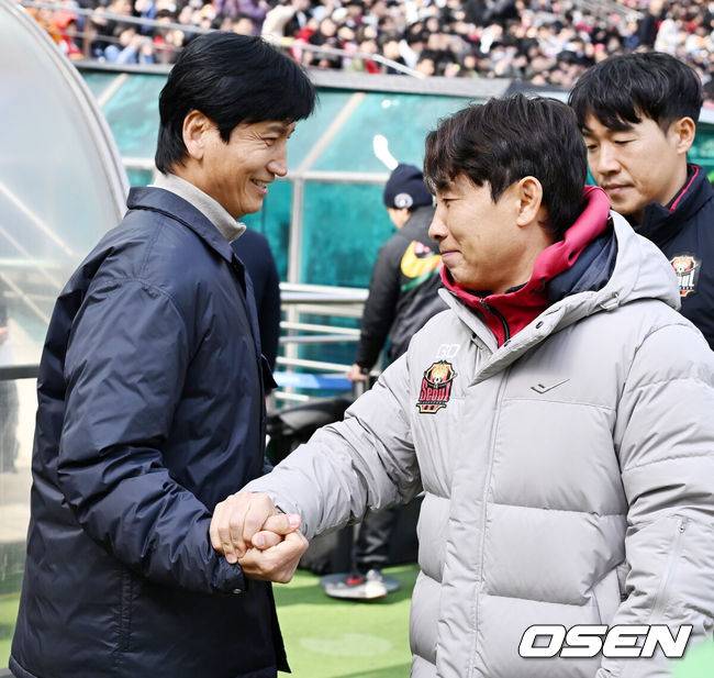 [OSEN=서울월드컵경기장, 민경훈 기자] 3일 서울월드컵경기장에서 하나은행 K리그1 2025 FC서울과 김천상무 FC의 경기가 열렸다.  FC서울은 린가드를, 김천 상무는 이동경을 앞세워 승리를 노린다.&nbsp;경기 전 상무 정정용 감독과 서울 김기동 감독이 경기 전 유쾌한 신경전을 벌이고 있다. 2025.03.03 / rumi@osen.co.kr