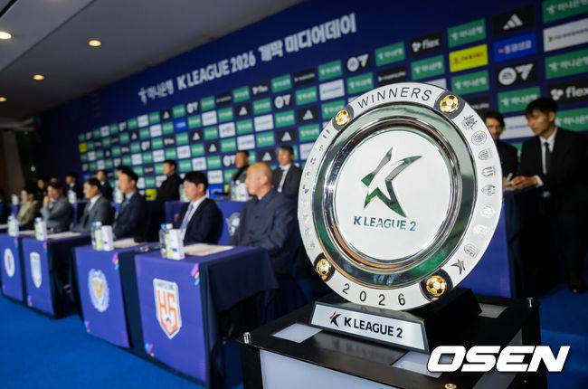[OSEN=박준형 기자] 25일 서울 서대문구  스위스그랜드 호텔 컨벤션센터에서 하나은행 K리그 2026 개막 미디어데이(2부 K리그2)가 진행됐다.프로축구 K리그 29개 구단이 새 시즌 개막을 앞두고 저마다 당찬 출사표를 던졌다. 수원 삼성 이정효 감독이 팬들에게 사인을 해주고 있다.   2026.02.25 / soul1014@osen.co.kr