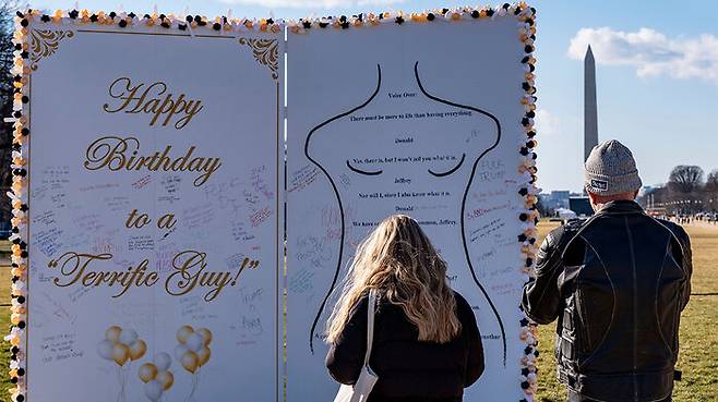 트럼프 '엡스타인 생일 축하 외설편지' 본뜬 설치미술