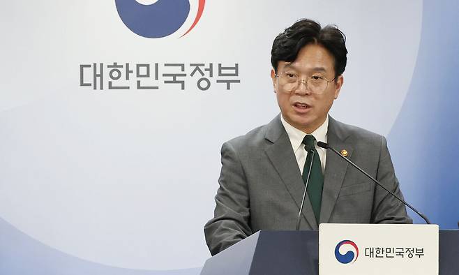 김영훈 고용노동부 장관이 2025년 7월 29일 서울 종로구 정부서울청사에서 노조법 2·3조 개정안(노란봉투법) 등 노동조합 및 노동관계조정법 개정(안) 관련 브리핑을 하고 있다. 뉴시스