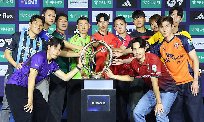 우승컵을 잡아라 K리그1 12개 구단 대표 선수들이 25일 오전 서울 서대문구 스위스그랜드호텔에서 열린 ‘하나은행 K리그 2026 개막 미디어데이’ 행사가 끝난 뒤 기념촬영을 하고 있다. 뉴스1