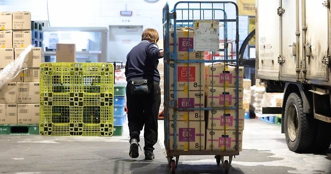 대형마트 새벽배송 허용 논의 - 더불어민주당과 정부가 대형마트의 영업시간 외 온라인 주문·배송을 제한하는 이른바 ‘새벽배송 금지’ 규제를 없애는 내용의 입법을 추진한다. 현재 대형마트는 유통법에 따라 자정부터 오전 10시까지 심야 영업이 제한됐지만, 개정안이 국회를 통과하면 대형마트와 기업형 슈퍼마켓도 심야 시간에 포장, 반출, 배송 등의 영업 행위가 가능해진다. 5일 서울 시내 한 대형마트 하역장에서 직원들이 업무를 보고 있다. 2026.02.05 뉴시스