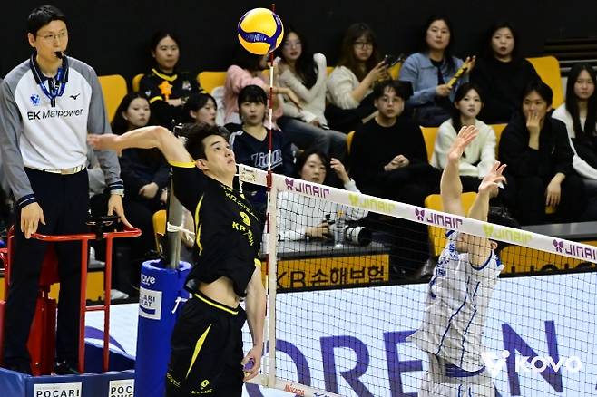 KB손해보험 임성진이 24일 경기 의정부시 경민대학교 기념관에서 열린 삼성화재와의 6라운드 맞대결에서 스파이크를 시도하고 있다. 2026.2.24 KOVO 제공