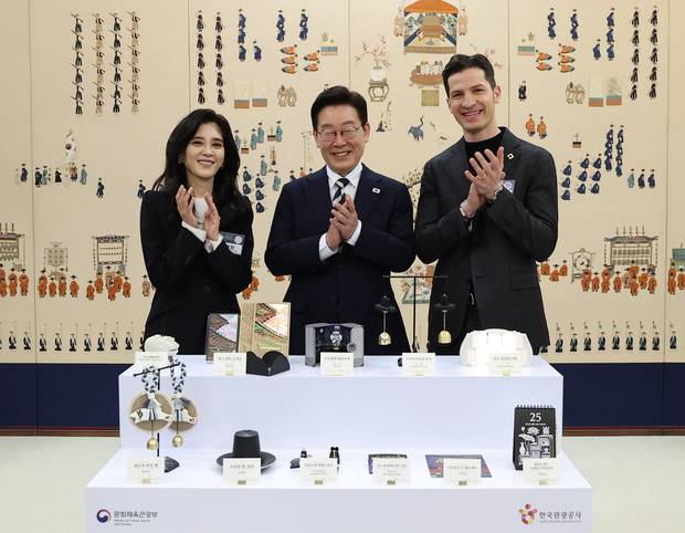 이재명(가운데) 대통령과 이부진(맨 왼쪽) 한국방문의해위원장, 알베르토 몬디 주한이탈리아 상공회의소 부회장이 25일 청와대에서 열린 확대국가관광전략회의에서 2025 관광기념품 공모전 수상작 관람 후 함께 박수를 치고 있다. 연합뉴스