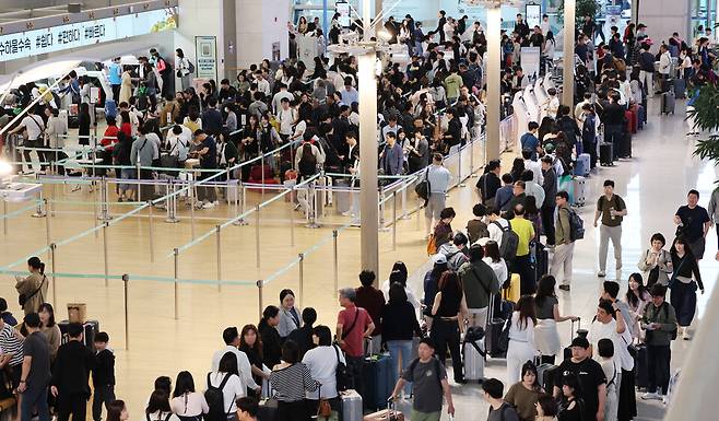 여행객들로 북적이는 인천국제공항 제1여객터미널 ⓒ연합뉴스