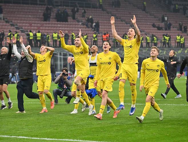 보되/글림트 선수들이 25일(한국시간) 이탈리아 밀라노의 쥐세페 메아차서 벌어진 인터 밀란과 원정경기서 2-1로 이겨 UCL 16강에 진출한 뒤 기뻐하고 있다. 밀라노│신화뉴시스