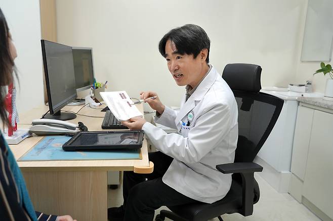 분당제생병원 심장혈관흉부외과 조재민 과장이 환자에게 설명하고 있다