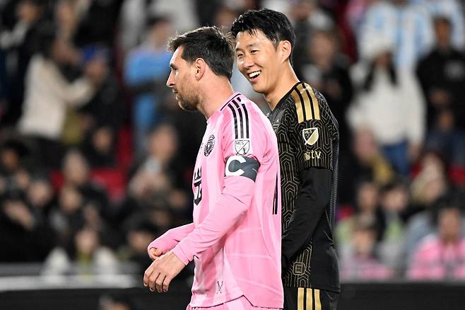 인터 마이애미 리오넬 메시가 22일 MLS LAFC전에서 경기 중 손흥민과 대화하고 있다. AFP연합뉴스