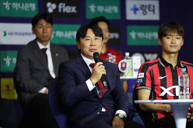 FC서울 김기동 감독이 25일 서울 서대문구 홍은동 스위스 그랜드 호텔 컨벤션센터에서 열린 하나은행 K리그1 2026 개막 미디어데이에서 발언하고 있다. 프로축구연맹 제공
