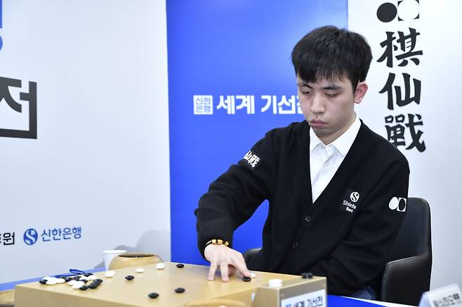 왕싱하오 9단이 25일 서울 중구 신한은행 본점에서 열린 제1회 신한은행 세계 기선전 결승 3번기 1국에서 박정환 9단과 대국하고 있다. 한국기원 제공