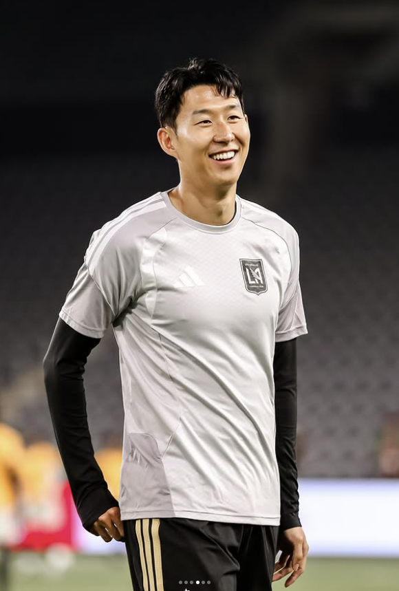 LAFC 손흥민이 25일 북중미 챔피언스컵 레알 에스파냐와 2차전을 앞두고 몸을 풀며 밝게 웃고 있다. LAFC SNS