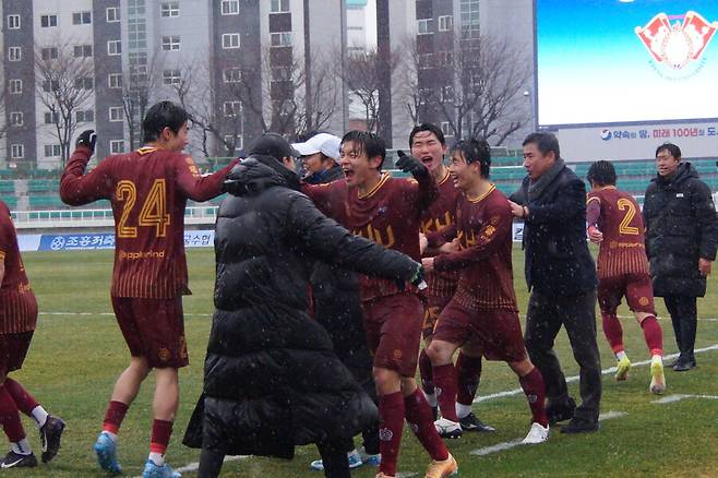 ▲ 연세대가 제62회 춘계연맹전 우승을 차지했다. 장현빈이 멀티골을 넣었다. ⓒ한국대학축구연맹