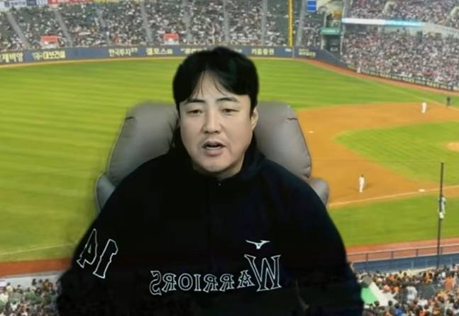 라이브 방송을 진행하고 있는 안지만. /사진=유튜브 안지만 TV 캡처