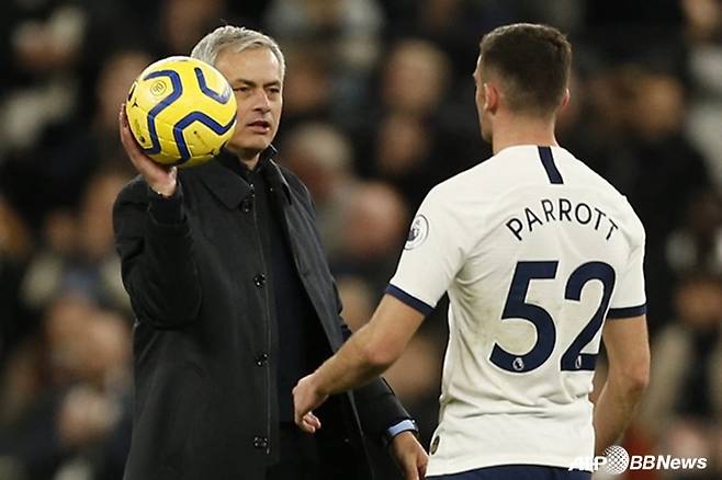 조세 무리뉴(왼쪽) 감독과 트로이 패럿. /AFPBBNews=뉴스1