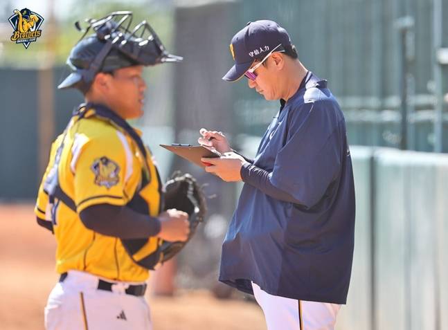 청백전을 지켜보며 메모하고 있는 이대호. /사진=중신 브라더스 공식 SNS