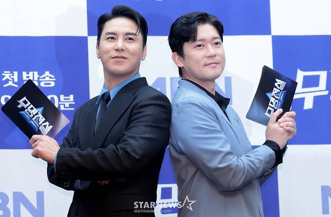 (서울=뉴스1) 권현진 기자 = MC 장민호와 김대호(오른쪽)가 25일 서울 마포구 스탠포드호텔에서 열린 MBN 트롯 오디션 '무명전설-트롯 사내들의 서열전쟁'은 제작발표회에서 포즈를 취하고 있다.  '무명전설'은 99인의 도전자들이 단 하나의 왕좌를 차지하기 위해 모든 것을 걸고 맞붙는 초대형 트롯 서바이벌이다. 2026.2.25/뉴스1  Copyright (C) 뉴스1. All rights reserved. 무단 전재 및 재배포,  AI학습 이용 금지. /사진=(서울=뉴스1) 권현진 기자
