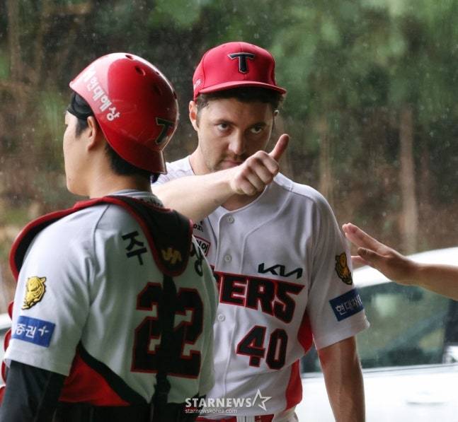 KIA 타이거즈가 25일 일본 오키나와현 킨의 킨타운 베이스볼 스타디움에서 스프링캠프 일정을 진행했다.  네일이 불펜 피칭을 마친 후 엄지척을 하고 있다. /사진=김진경 대기자